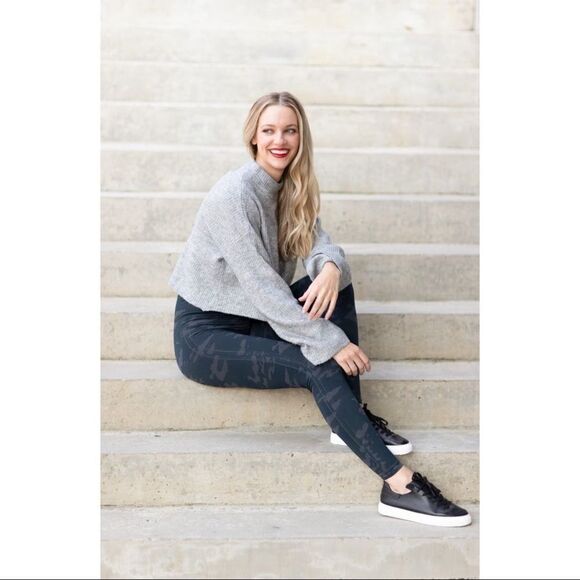 ✨ Look At Me Now Leggings in Black Camo
SPANX✨ - Picture 1 of 10